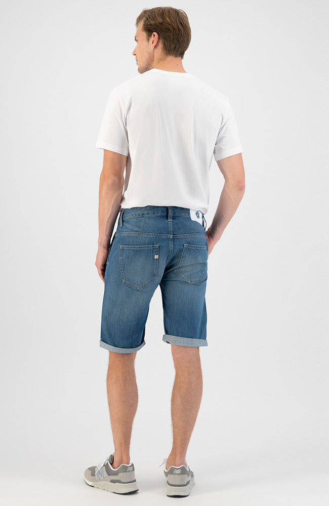 MUD jeans Carlo shorts medium worn van biologisch katoen duurzaam | Sophie Stone