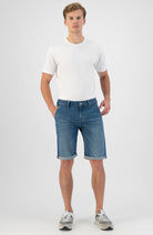 MUD jeans Carlo shorts medium worn van bio katoen | Sophie Stone